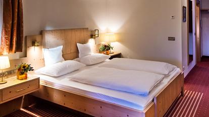 Sleeping area with a double bed - Suite Charme st. anton