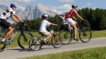 Eine Familie auf einer Radtour