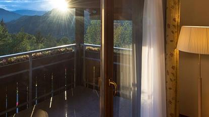 South-facing balcony with a view of the mountains - Suite Charme st. anton